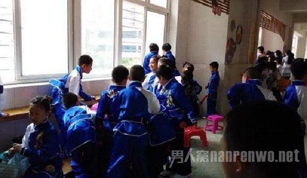 男孩在校打闹死亡