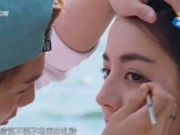 鹿晗给迪丽热巴化妆超认真 是真的在一起还是强组CP