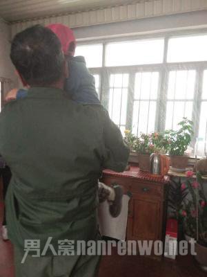 亲友凌晨发觉时孩子正坐在妈妈身边看电视