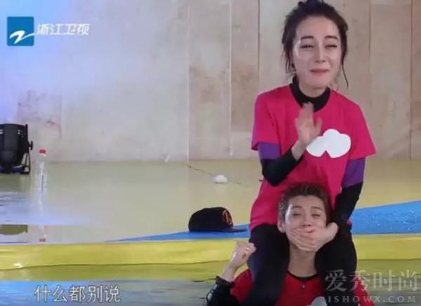 鹿晗背着迪丽热巴玩游戏