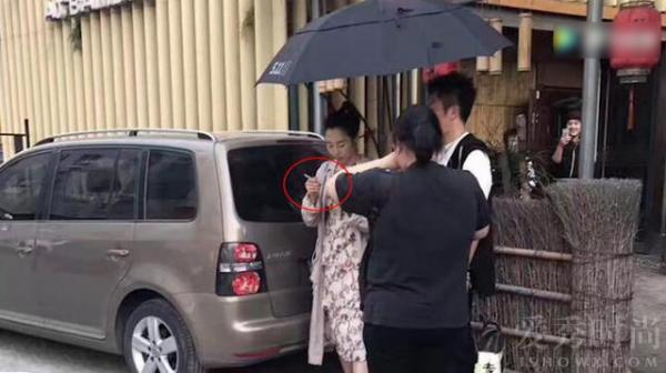 白百何叼烟显憔悴
