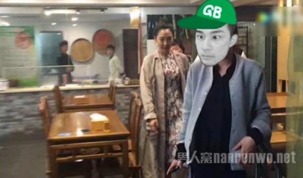 白百何穿着拖鞋亮相
