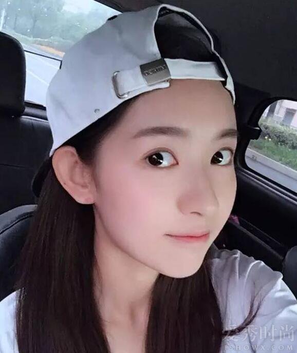 李嫣然车内自拍