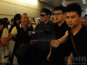 张艺兴被粉丝围堵是在呢么回事 张艺兴被粉丝围堵真相
