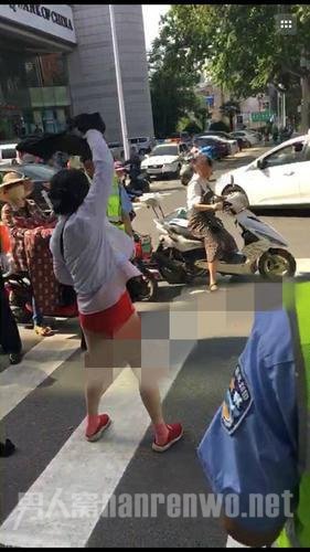 当着交警面上演脱衣