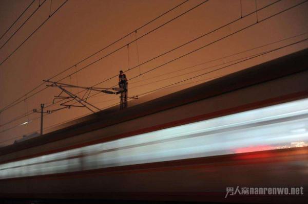 从行驶火车跳下