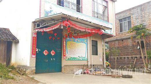 校车停在幼儿园门口