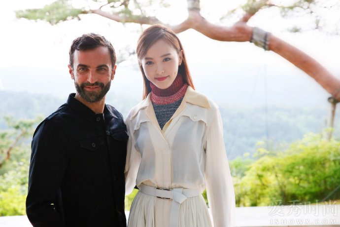 唐嫣与女装创意总监 Nicolas Ghesquière 合影留念