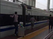 惊险一幕！ 男子下车手指被列车门夹住狂追列车
