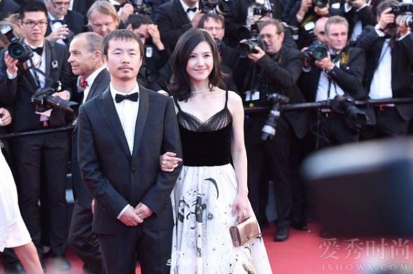 导演李睿珺与杨子珊携手现身戛纳电影节红毯
