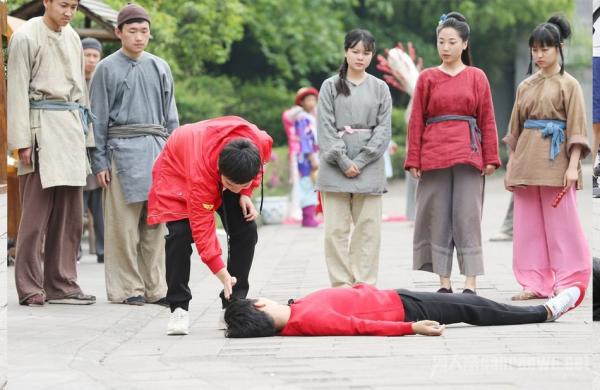 王俊凯倒地群众冷漠围观