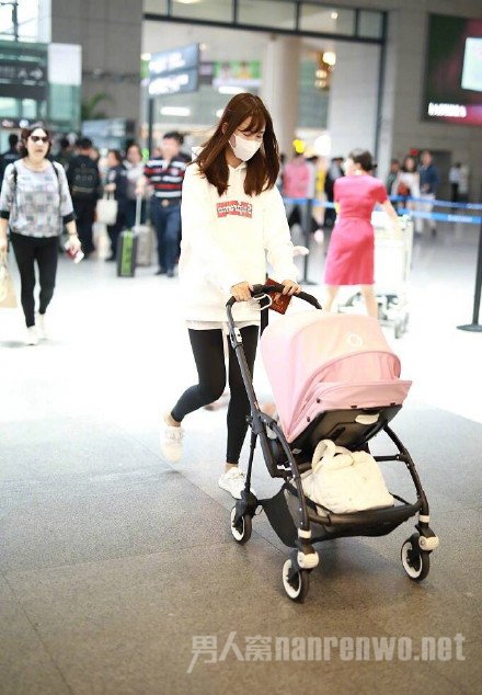 张子萱女儿机场首同框
