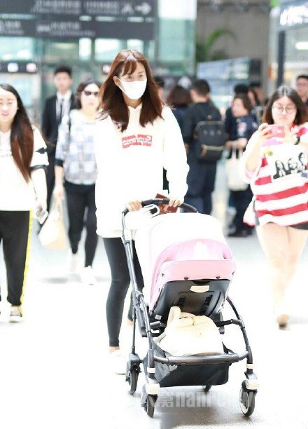 张子萱女儿机场首同框