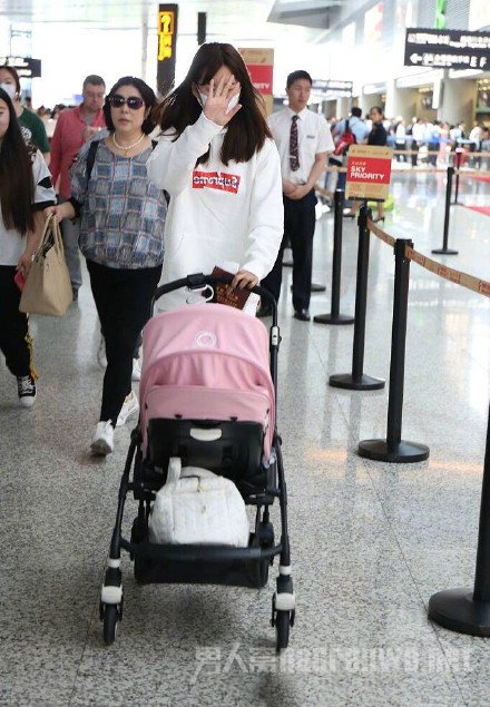 张子萱女儿机场首同框