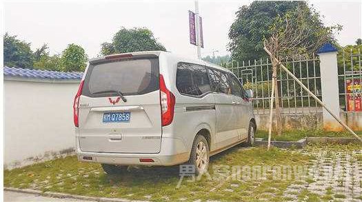停在幼儿园门口的校车