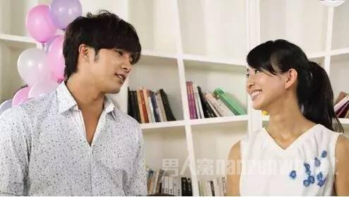 贺军翔和女孩对视
