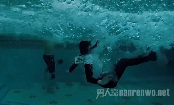 迪丽热巴落水