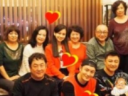 教主黄晓明家庭聚会照曝光 大牌明星罕见全家福盘点