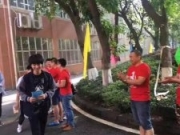 王俊凯高考遭遇私生饭拦截 官微怒挂照片指责