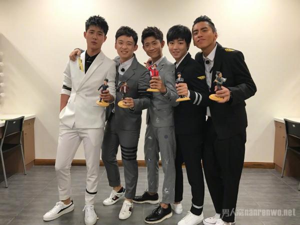 高能少年团合影