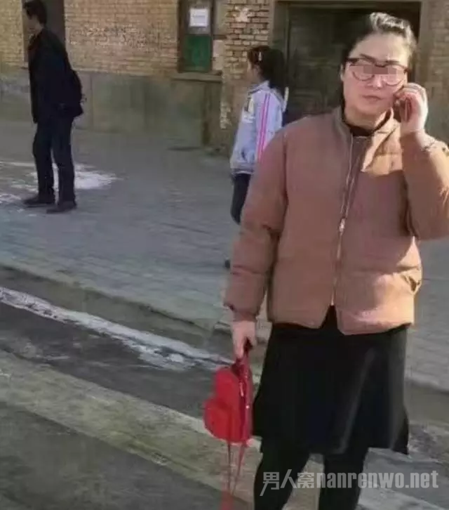 殴打交警的杨姓女子视频截图