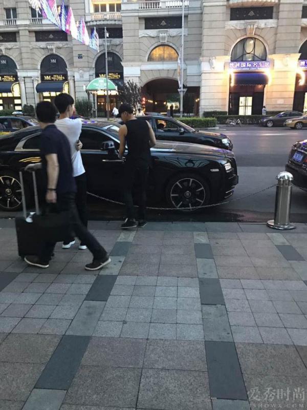 黄子韬低调现身买豪车