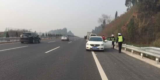 停高速看别人开车 交警接警赶来后车主的一句话令大家一脸懵逼