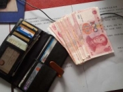济南老大爷公交车上捡到钱包 拾金不昧归还失主