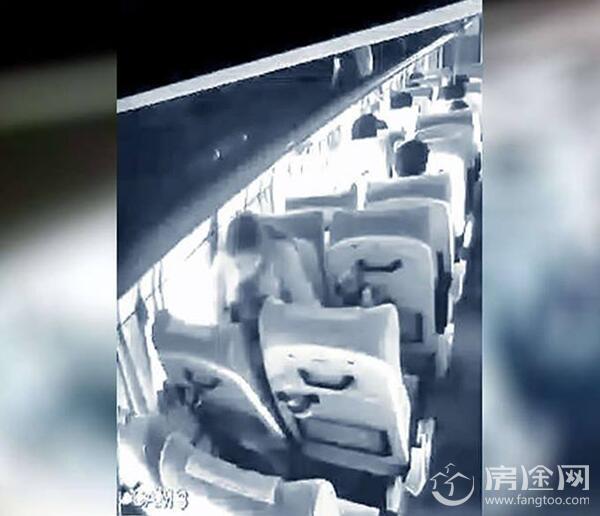 印政客公车上强暴19岁女子 骑在对方身上强吻 现场监控全程曝光
