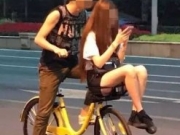 奇葩!男女这样骑车 被网友骂惨