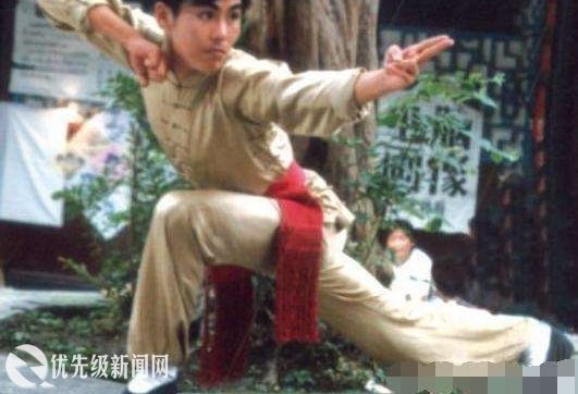 李连杰输给他,甄子丹是他徒弟,洪金宝是他好友,低调办学人人赞