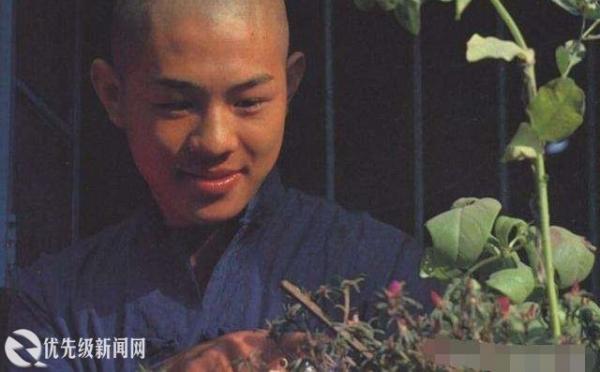 李连杰输给他,甄子丹是他徒弟,洪金宝是他好友,低调办学人人赞