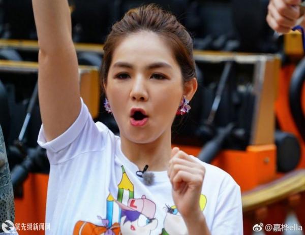 辣妈Ella搭360度海盗船秀身段 老公一旁守护