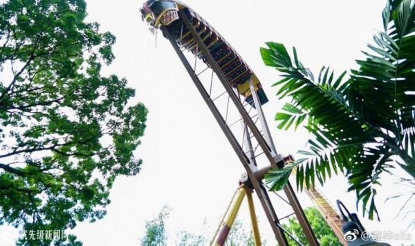辣妈Ella搭360度海盗船秀身段 老公一旁守护