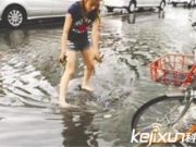 女孩雨中光脚捡下水道垃圾