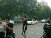 陈欣颖和女友情侣装逛街 怕被网络暴力保持距离