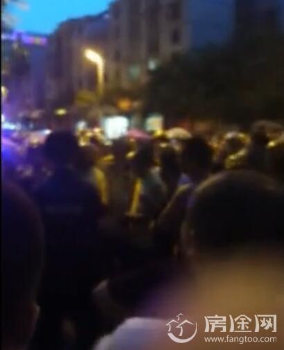 保安与外卖小哥群殴：警方通报保安被美团送餐员围殴事件