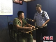 男子违停被劝离三次仍不听 还拿西瓜刀欲砍交警