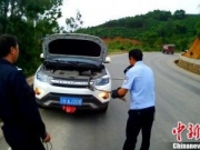 2米长野生大蛇欲搭＂顺风车＂ 吓得司机跳车而逃