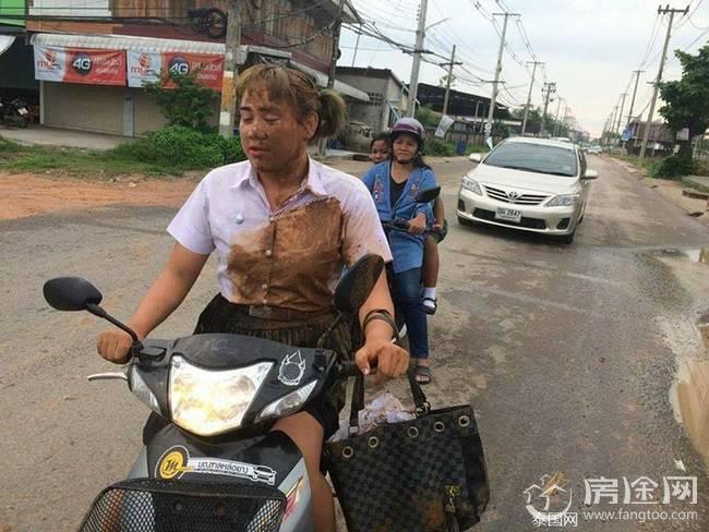 泰女大学生摔泥坑后走红