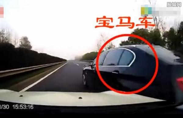 宝马车故意别车