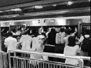 北京一男子跌落地铁轨道  被众人合力推起车厢救人