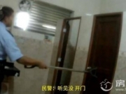 男子进女厕抢手机被围堵 17岁少年闯进女厕抢手机背后 奇葩原因令人无语