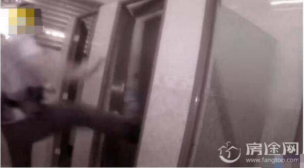 男子进女厕抢手机被围堵 17岁少年闯进女厕抢手机背后 奇葩原因令人无语