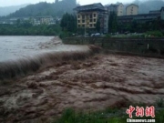 四川洪雅暴雨致部分农户受灾 部分道路暂时中断
