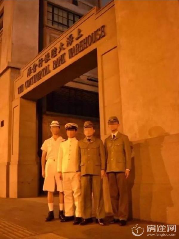 4名男子身二战日军制服拍照