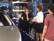 网友偶遇郑爽买二手劳斯莱斯 爽妹秒变郑总裁
