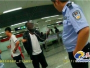 南京男子地铁自拍惹纠纷：非洲乘客称自己灵魂被拍进去