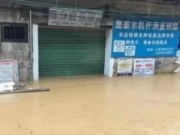 广西融水县河水暴涨 街道被淹深度近1米(组图)