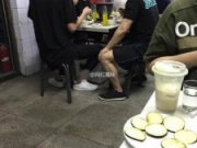 没分手？王思聪与豆得儿同框吃烤肉